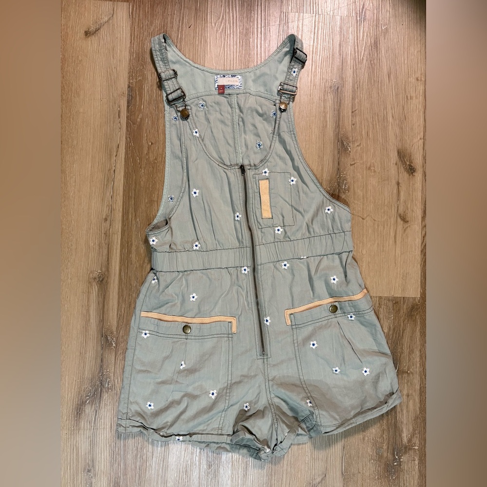 Pilcro Women’s Dessa Overalls with Floral Accents size medium